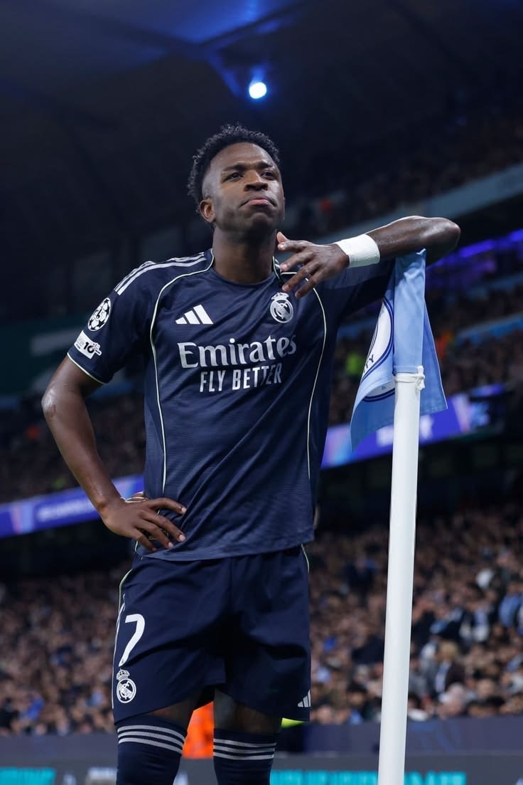 futtmais's tweet photo. ⚠️ Cristiano Ronaldo recebia € 22 milhões líquidos por temporada em seu último contrato com o Real Madrid. Esse foi o mesmo valor oferecido a Vinícius Jr., que recusou a proposta.

Na época, o português pediu € 30 milhões para renovar, mas o clube merengue manteve a oferta em € 25 milhões, sem margem para negociação. Diante disso, o camisa 7 optou por deixar o Real Madrid.

Agora, um cenário semelhante se repete com Vinícius Jr.: o clube ofereceu € 22 milhões, mas o brasileiro deseja € 30 milhões por temporada.

🗞️ @ellarguero