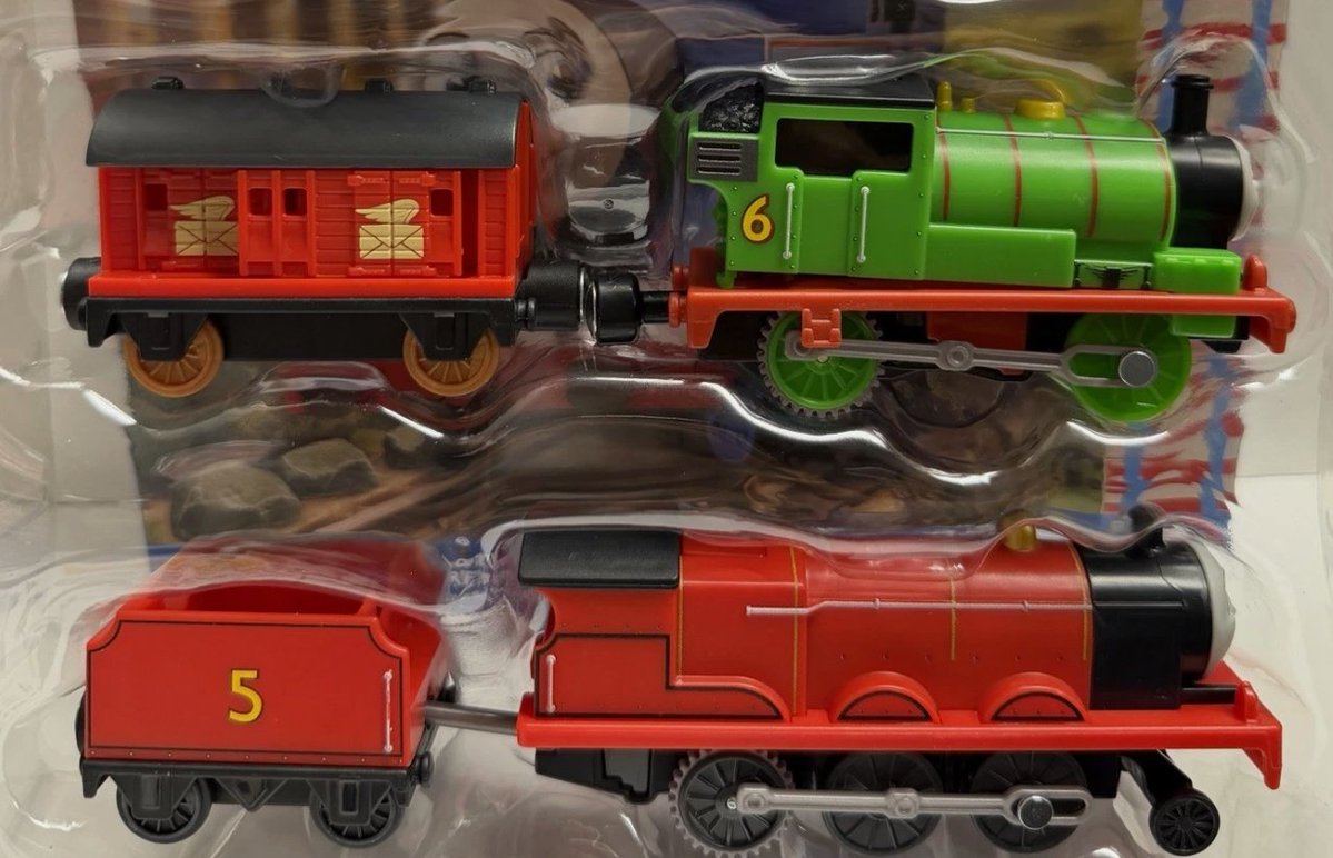 ChocoLina__'s tweet photo. i have a theory the reason the quality control for the motorized toys are horrible because mattel is putting all their efforts into the diecast line instead

like i havent seen much factory errors with the diecast compared to moterized toys https://t.co/HdOUI1osPp