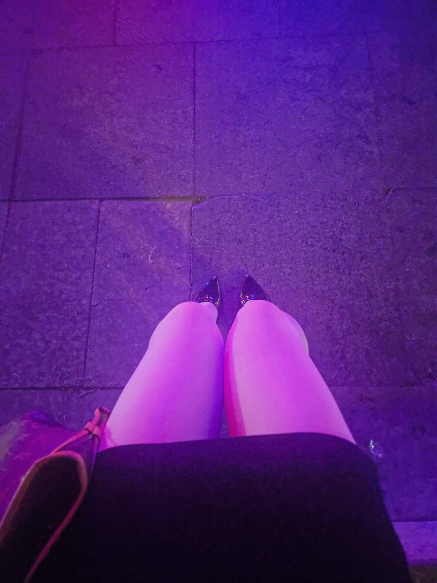 SYang03710's tweet photo. 走着走着都快习惯了，直到街边铁皮把我的丝袜腿倒映得又细又骚。
突然反应过来——我正穿着包臀裙高跟，这么大胆地伪在街上。 https://t.co/BMjzy3WMaR