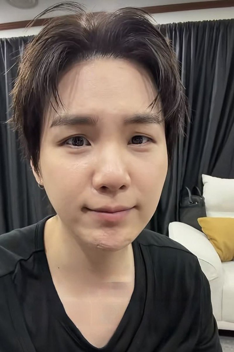 agustd72067's tweet photo. What do you think, without makeup ? #SUGA_AgustD_TOUR_the_Final #suga https://t.co/cbnPK27SBH