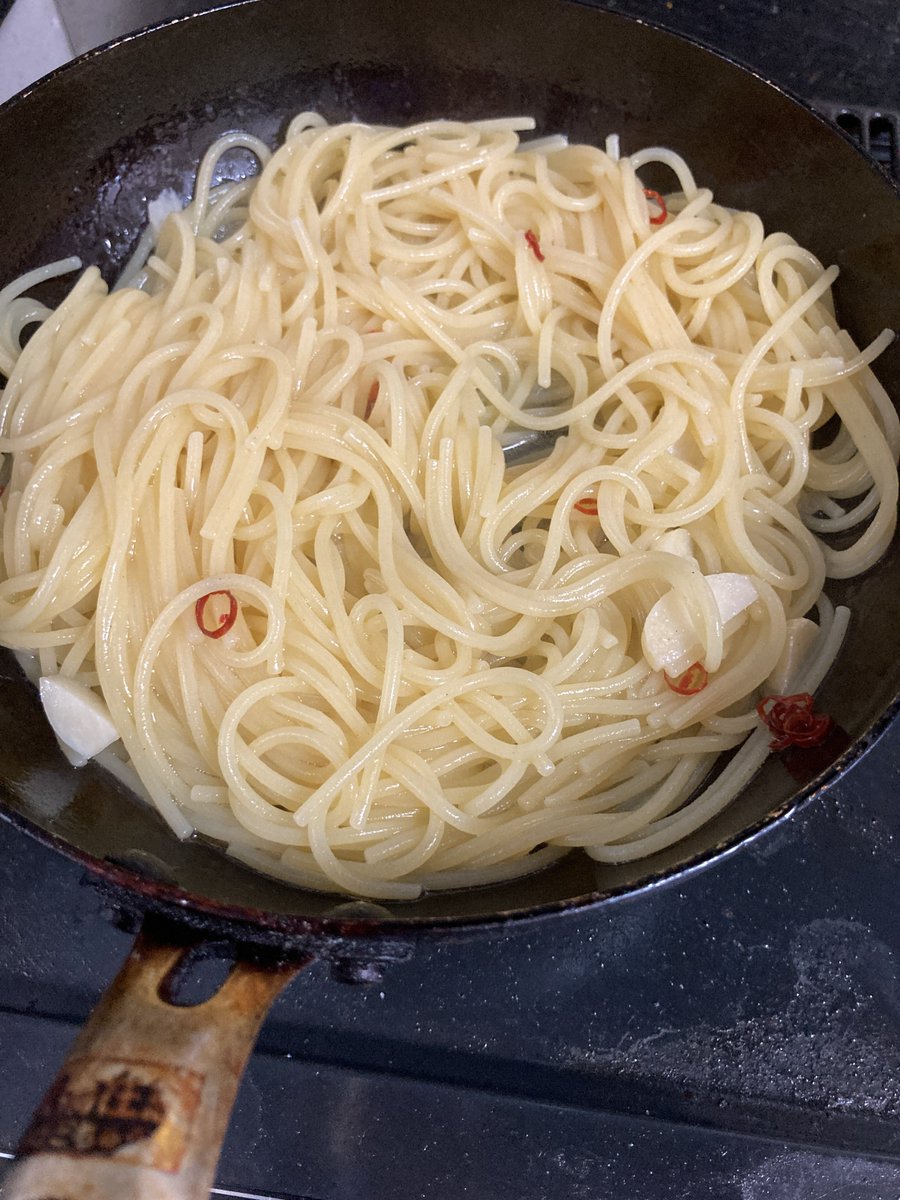 Moz_the_Phantom's tweet photo. 8/5、百舌鳥の活動限界まであと約7時間。

この間に一体どこまで、何が出来るか…。

そんな気合いの現れとして純粋なペペロンチーノを作る。

自分の場合は茹で汁を多めに入れて乳化させたソースと絡めながらアルデンテに持っていきます。

ややウェッティだけど、美味そう感。
いや、作業しないと💦 https://t.co/1WkttL71Z5