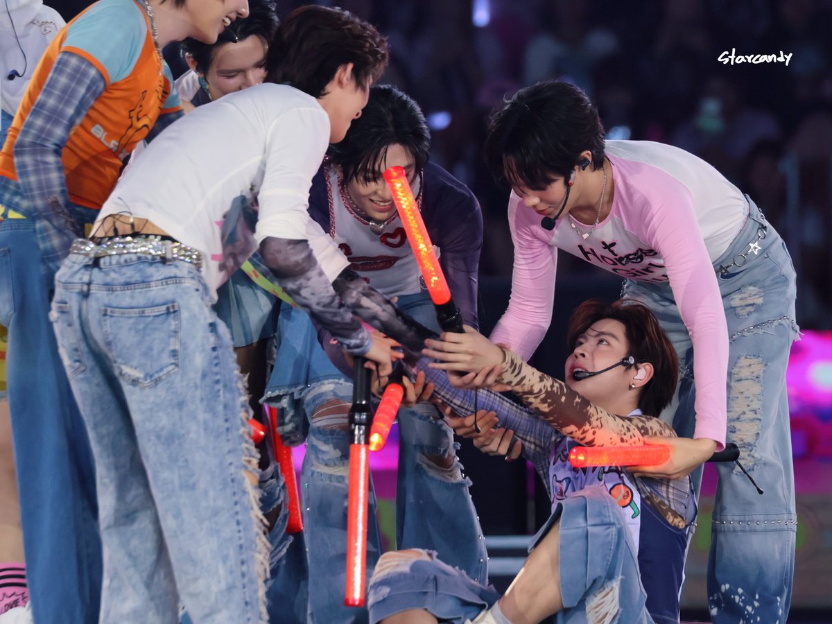 tlesfirstone's tweet photo. everyone adores him like hes really the maknae of the group https://t.co/j6vcFf2eRK