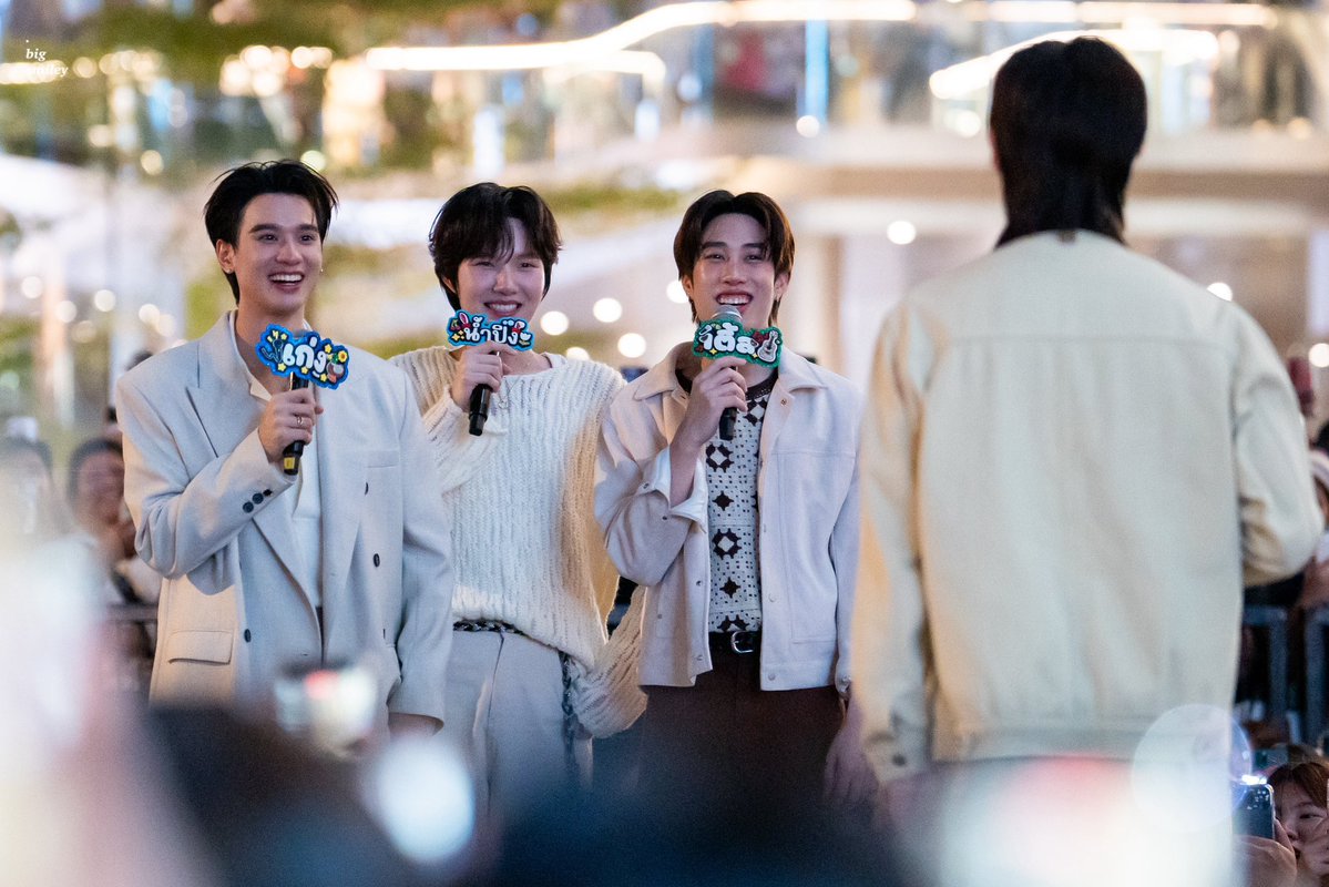 tlesfirstone's tweet photo. everyone adores him like hes really the maknae of the group https://t.co/j6vcFf2eRK