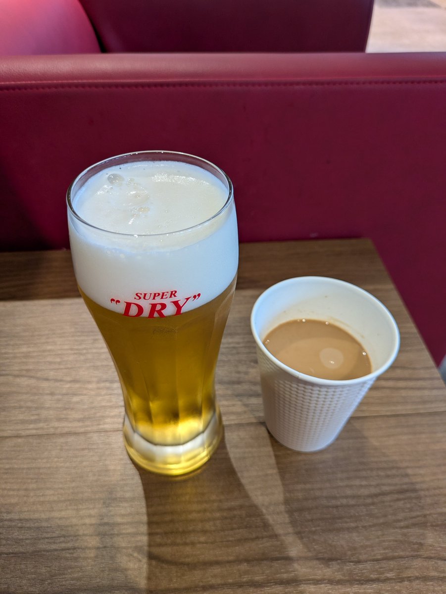 kohane_stpl's tweet photo. 夏休みなので早朝からビール飲んだっていいよね！？

今回飛行機乗り継ぎ悪すぎて2回乗り換えないと(12時間…)実家に帰れないので
空港で8時から一人宴会スタートです🍻 https://t.co/WsOVRGsW85