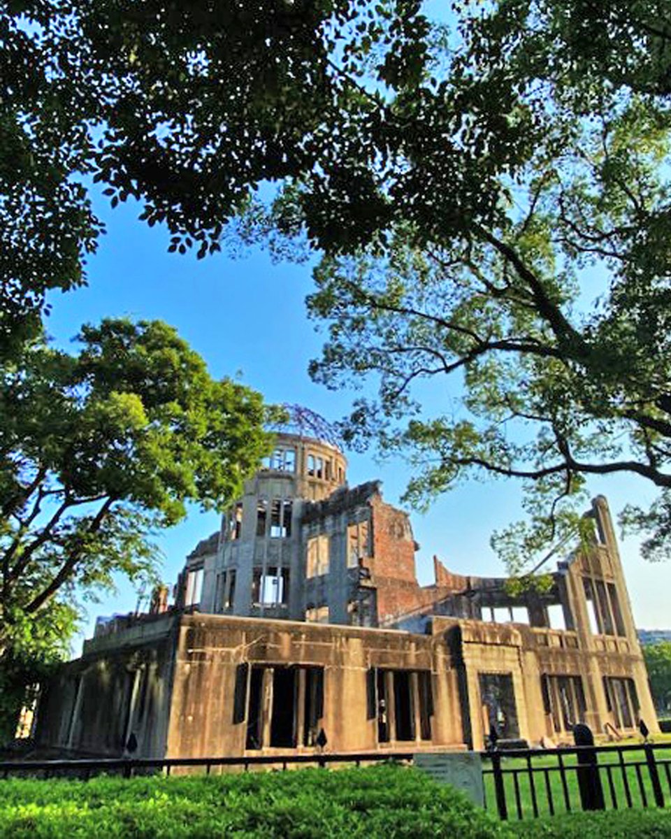 HiroshimaMuseum's tweet photo. 広島は原爆投下から81回目の夏を迎えました。
ひろしま美術館は“愛とやすらぎのために”をテーマに創設されました。
今日の広島の礎となられた原爆犠牲者の方々への鎮魂の祈りと平和への願いがこめられています。
「被爆者健康手帳」をお持ちの方は本日は入館無料です。緑あふれる美術館で安らぎの時間をお過ごしください。
#広島平和記念日 #ひろしま美術館