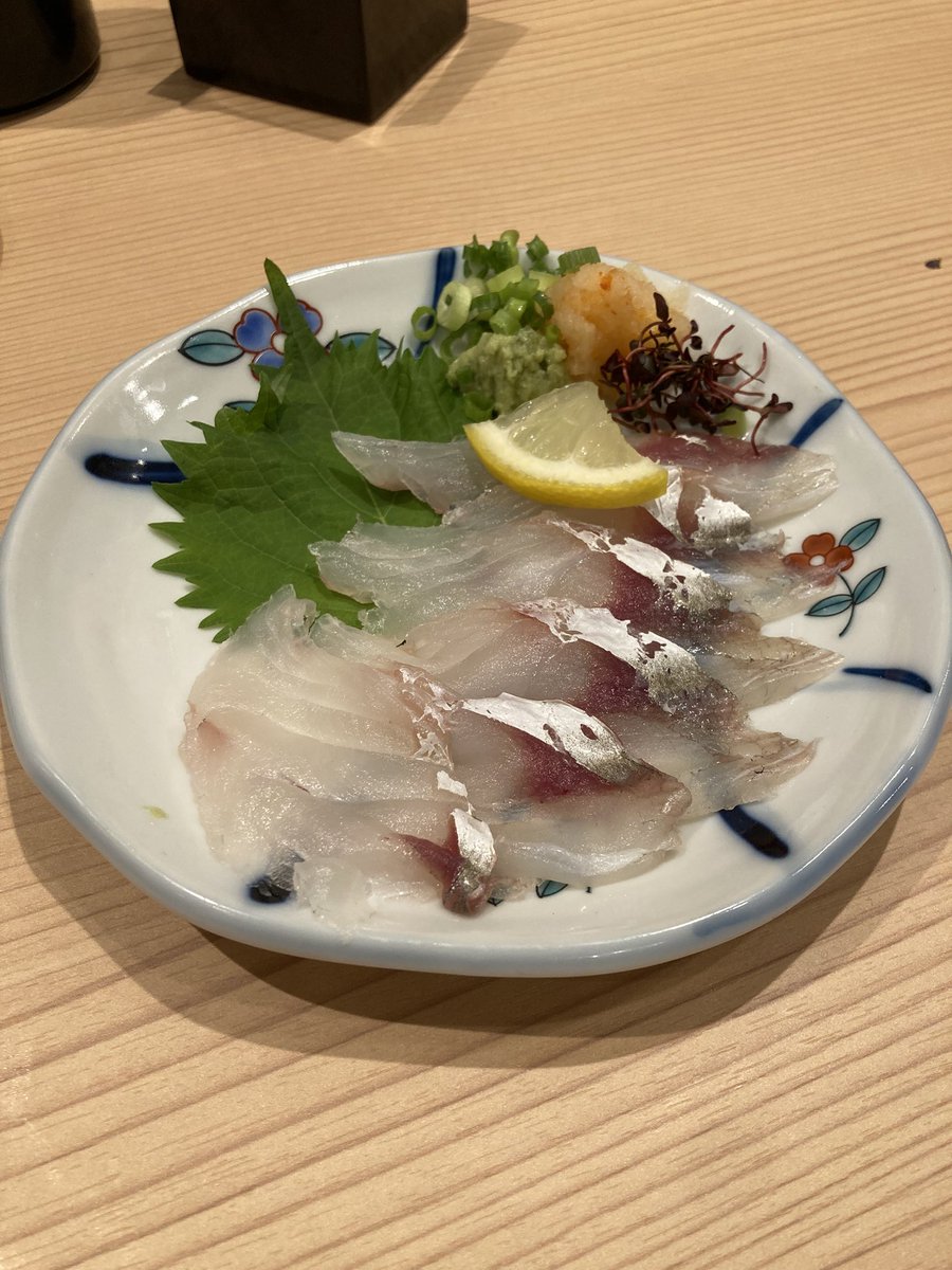 uru_nomi's tweet photo. 【���谷】オカモ倶楽部

渋谷に、あのオカモ倶楽部ができました！
お刺身の質と価格が素晴らし過ぎる...

鱧刺しは湯引きなしでトロける食感が最高でした🍶
昆布締め赤海老もマスト！

つまみももちろん👌 https://t.co/kgfF5Rw0Lj