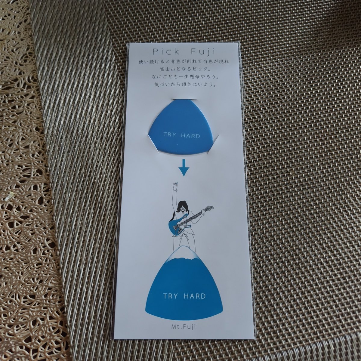 Mntx23lvtXBJC2g's tweet photo. ギターなんて弾かないのに、ついこんなの買っちゃったよ。 https://t.co/rTq9tushw4