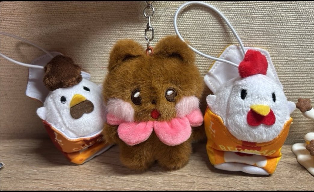 kae_gllit's tweet photo. そういえば昨日の塾の休憩で寄ったローソンで1発で２体取れた！これでうちにいるhee heeもひとりぼっちじゃなくなった！この子達を癒しに今日も勉強頑張ります https://t.co/ngu8bH9rv7