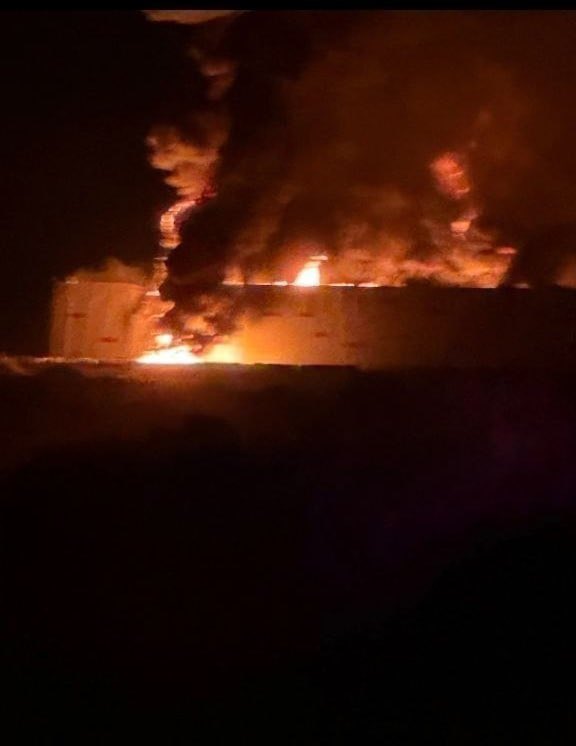 bayraktar_1love's tweet photo. Another Wildberries logistics hub has just been hit and caught fire in Aleksin, Russia’s Tula region.

The operating first phase covers around 150,000 square metres, while the full complex was planned to reach 300,000 square metres. https://t.co/CjTct5rTi4