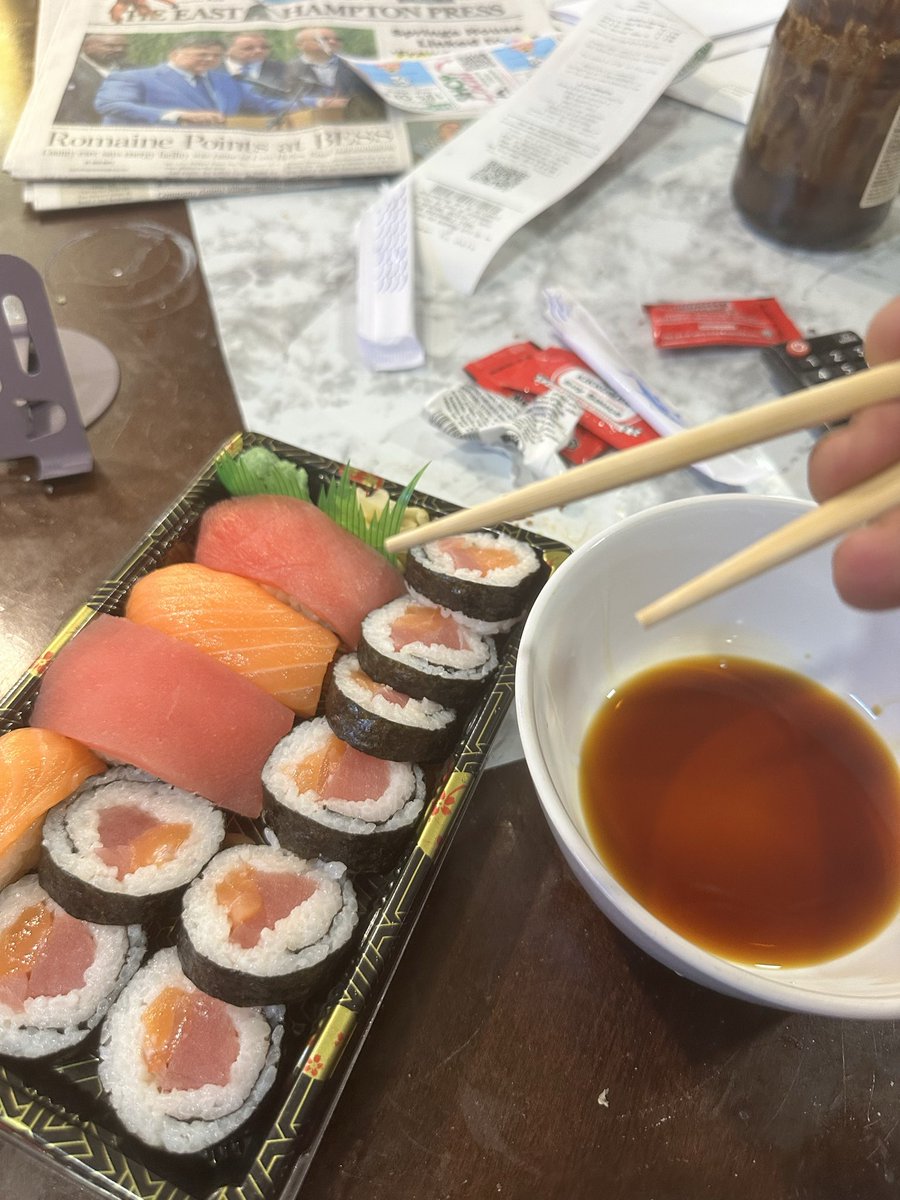 karaoglan708's tweet photo. Sanki dedelerim at üstünde Japonya Amik Ovası çıkışlıymış gibi akşam yemeğinde sushi yedim. https://t.co/roYIpWNnuR
