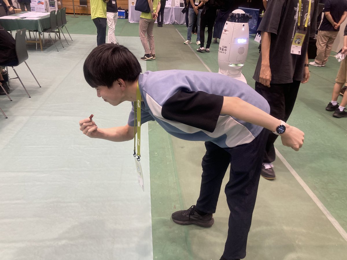 basalte1199's tweet photo. 人間用シートの上でお菓子を食べるはしもとかずさ
#ROSConJP https://t.co/HscUGqphuT