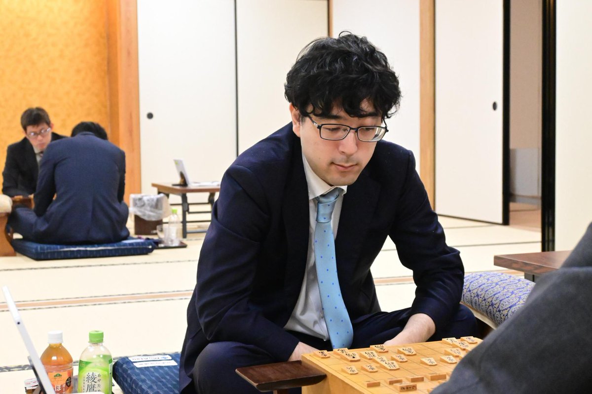 yomiuri_ryuo's tweet photo. 「突かぬなら、突かせてみよう△８五歩」西田六段は深謀遠慮の向かい飛車で快勝…昇級すら意識しない「無欲」で初のクラス優勝［第３９期竜王戦］６組決勝・西田拓也六段×岡部怜央六段戦の観戦記がウェブで公開されました。「動く棋譜」、写真入り観戦記は読売オンラインで↓ https://t.co/T0zp5PhSvl https://t.co/Vo7ayrgIfY