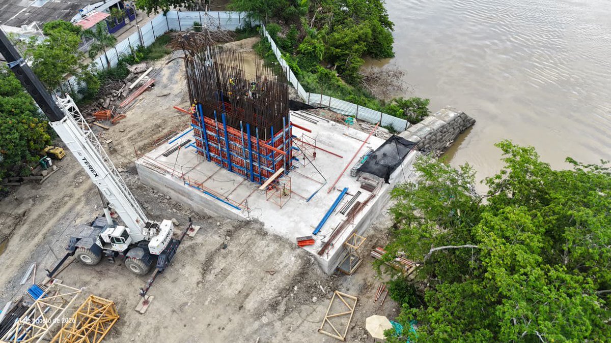 kerguelenhugo's tweet photo. El tercer puente de Montería va por encima de lo programado.

Estamos en la etapa de pilotaje, la fundación profunda sobre la que se levanta toda la estructura. Es la fase más lenta y la que define la vida útil de la obra.

Margen izquierda: 32 de 40 pilotes fundidos. Zapata del eje principal 2 al 100% y la del eje 0 en armado. La pila del eje 2 va en 70% de refuerzo y formaleta, con primera fase de fundida esta semana.

Margen derecha: 5 de 47 pilotes fundidos en el eje principal 3, tala y poda ejecutadas, y otro pilote en excavación para fundir esta semana.

El dato que importa: a esta altura del cronograma deberíamos ir en 15,99%. Vamos en más del 21%. Cinco puntos por encima de lo programado.

Eso no pasa solo. Es seguimiento semanal, contratista cumpliendo e interventoría encima.

Montería va a tener su tercer puente. Y bien hecho.