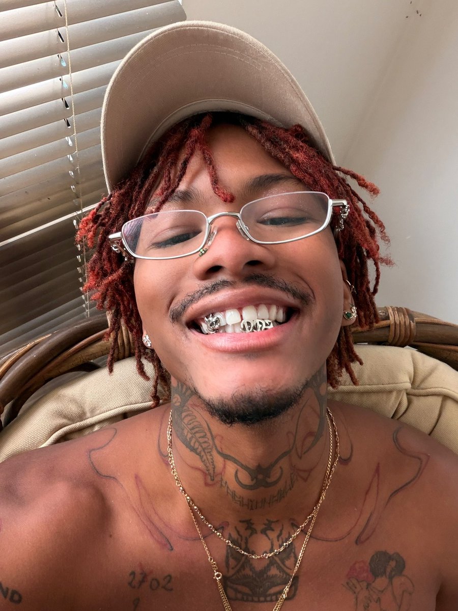 hisansilva's tweet photo. apx no meu grillz 

(ddz &amp; duque) https://t.co/HZMk8yTcF3