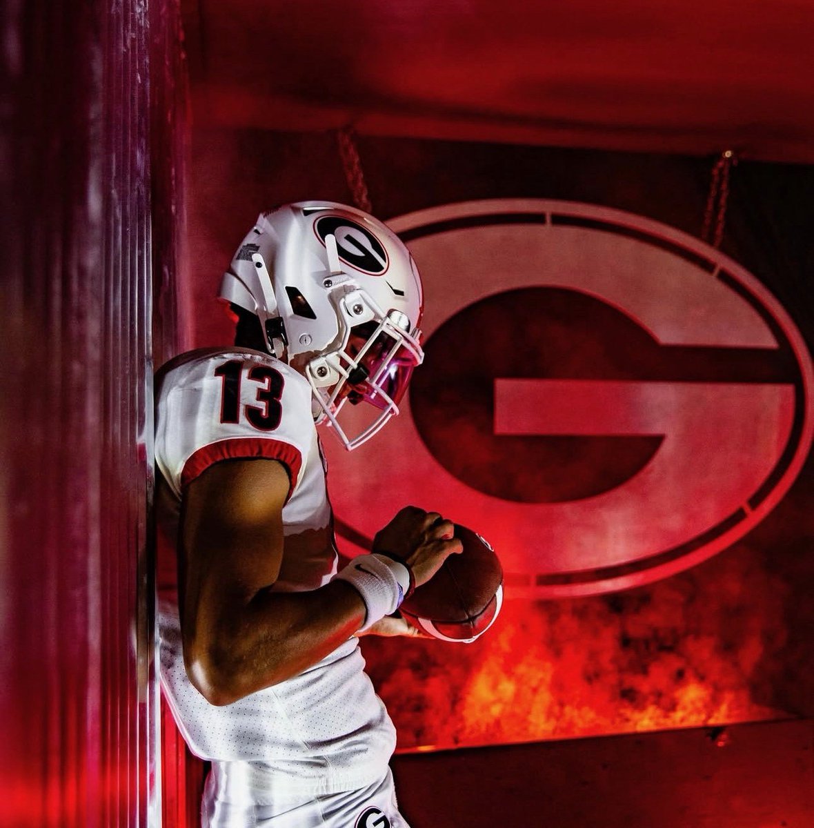 RadiNabulsi's tweet photo. Georgia will wear white helmets for the Western Kentucky game. https://t.co/ikO0Ff4Woq