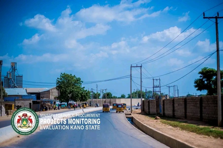 HonMainasibi's tweet photo. Abba is Working Dakata to Bela Dual Carriageway road in Ungoggo Local Government Area. @nuramaaji @Ahmad_Gogel @DrAdamuGZango

#AbbaIsWorking 
#KanoIsWorking https://t.co/7kLPymtaDW