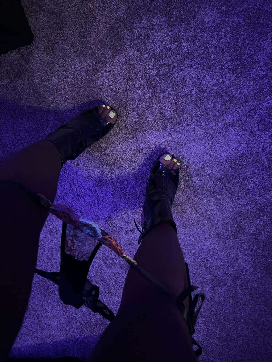 RoxyyAfterDark's tweet photo. Roxyy After Dark 💜 #feetfetısh #sexy #soles #footfetısh #onlyfans https://t.co/yEeLmezI9z