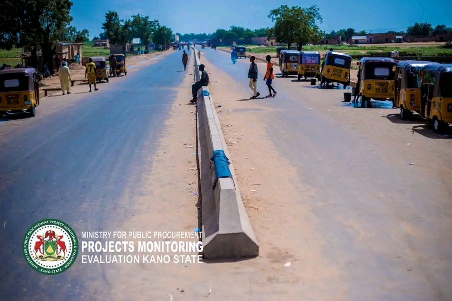 HonMainasibi's tweet photo. Abba is Working Dakata to Bela Dual Carriageway road in Ungoggo Local Government Area. @nuramaaji @Ahmad_Gogel @DrAdamuGZango

#AbbaIsWorking 
#KanoIsWorking https://t.co/7kLPymtaDW