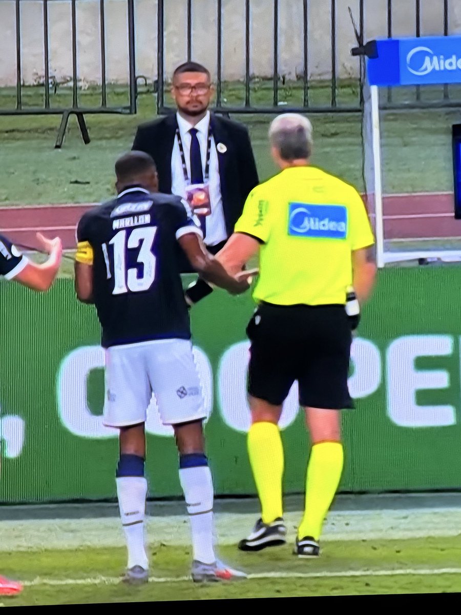 ggrande01's tweet photo. Tudo reclama, tudo para o jogo, a bola não róla! Ridículo CBF https://t.co/JiIhywM4nx