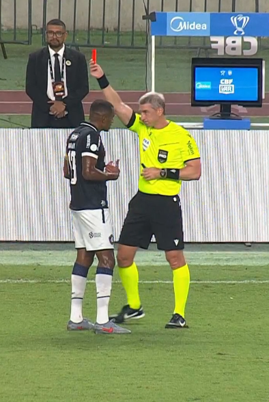 DoentesPFutebol's tweet photo. E essa expulsão do Marllon, hein? https://t.co/BSGjt9hMnY