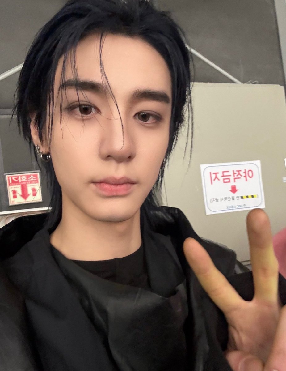 Leehanno's tweet photo. The rehearsal is over. Such a simple sentence, yet it carries an entire day behind it. Hours of practicing the same movements until they feel natural. Repeating songs over and over again. https://t.co/Ju3a6IVjUM