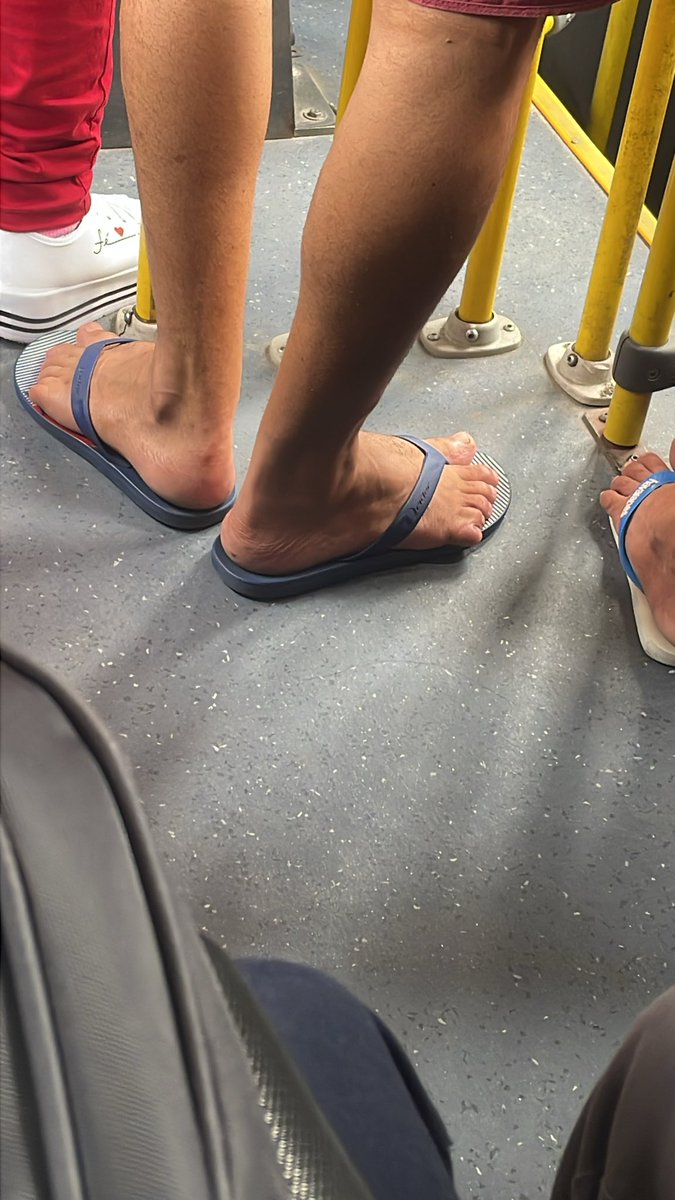 joaowix's tweet photo. Ontem eu vi um homem com 6 dedos no pé e hoje eu peguei um Uber com um homem com 6 dedos na mão. O destino tá querendo me dizer o que?? https://t.co/mixwQp53Go