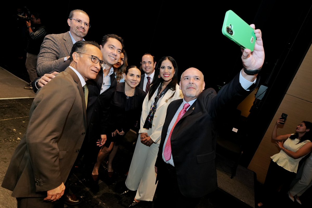 FeliFerMacias's tweet photo. Detrás del crecimiento de Querétaro hay miles de mujeres y hombres que, con su trabajo, talento y compromiso, construyen un mejor futuro para todas las familias.

Muchas felicidades a las y los galardonados como Profesionista del Año 2025. Su esfuerzo y dedicación hacen de Querétaro un referente nacional.

#QuerétaroConFuturo