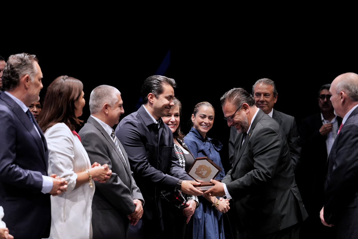 FeliFerMacias's tweet photo. Detrás del crecimiento de Querétaro hay miles de mujeres y hombres que, con su trabajo, talento y compromiso, construyen un mejor futuro para todas las familias.

Muchas felicidades a las y los galardonados como Profesionista del Año 2025. Su esfuerzo y dedicación hacen de Querétaro un referente nacional.

#QuerétaroConFuturo