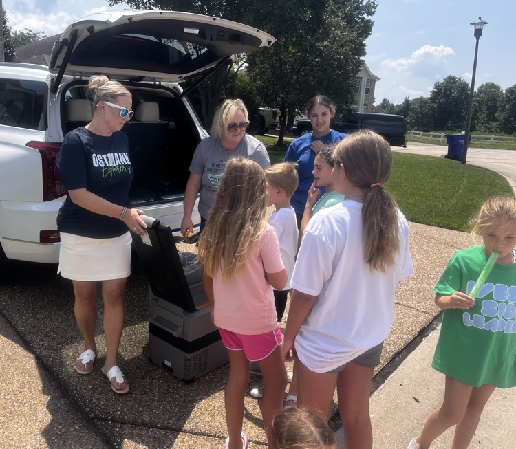 ZumOstmann's tweet photo. Principal Pop-ups were a hit today! Families enjoyed a cool treat and met Mrs. Findley and Mrs.Papuga. Round 2 on Thursday! https://t.co/CLqrGB7unI