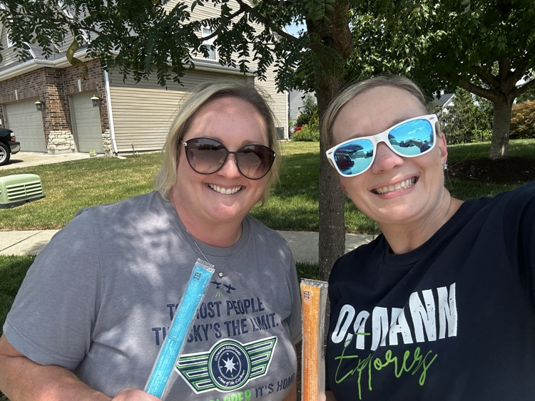 ZumOstmann's tweet photo. Principal Pop-ups were a hit today! Families enjoyed a cool treat and met Mrs. Findley and Mrs.Papuga. Round 2 on Thursday! https://t.co/CLqrGB7unI