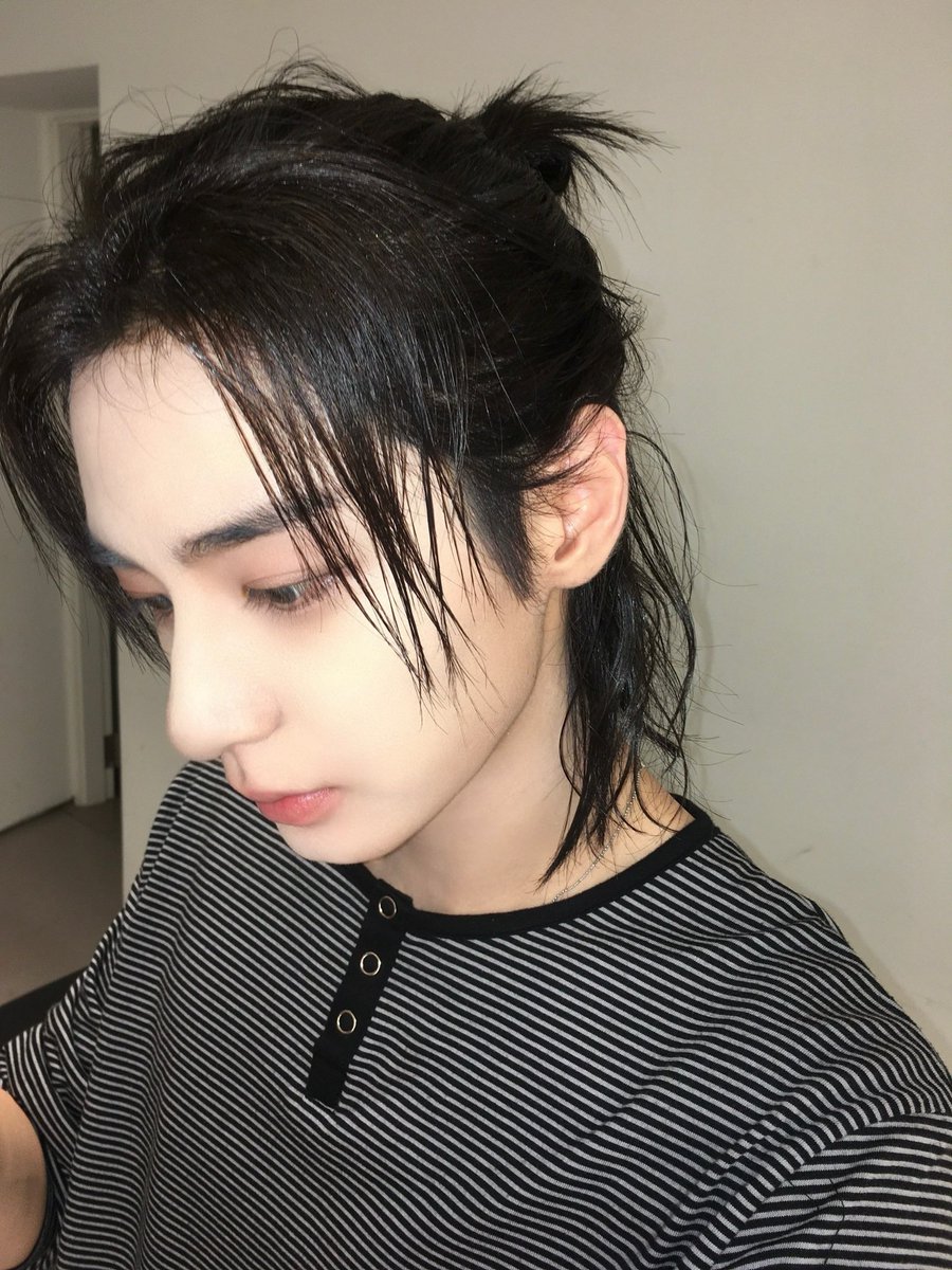 Leehanno's tweet photo. The music starts. The people you’ve been waiting to see are finally right in front of you. And before you know it… Day 1 is over. I think the most beautiful moments in life are often the ones that pass by the fastest. Because we were too busy enjoying them to notice time moving. https://t.co/zb4hkIYbDT