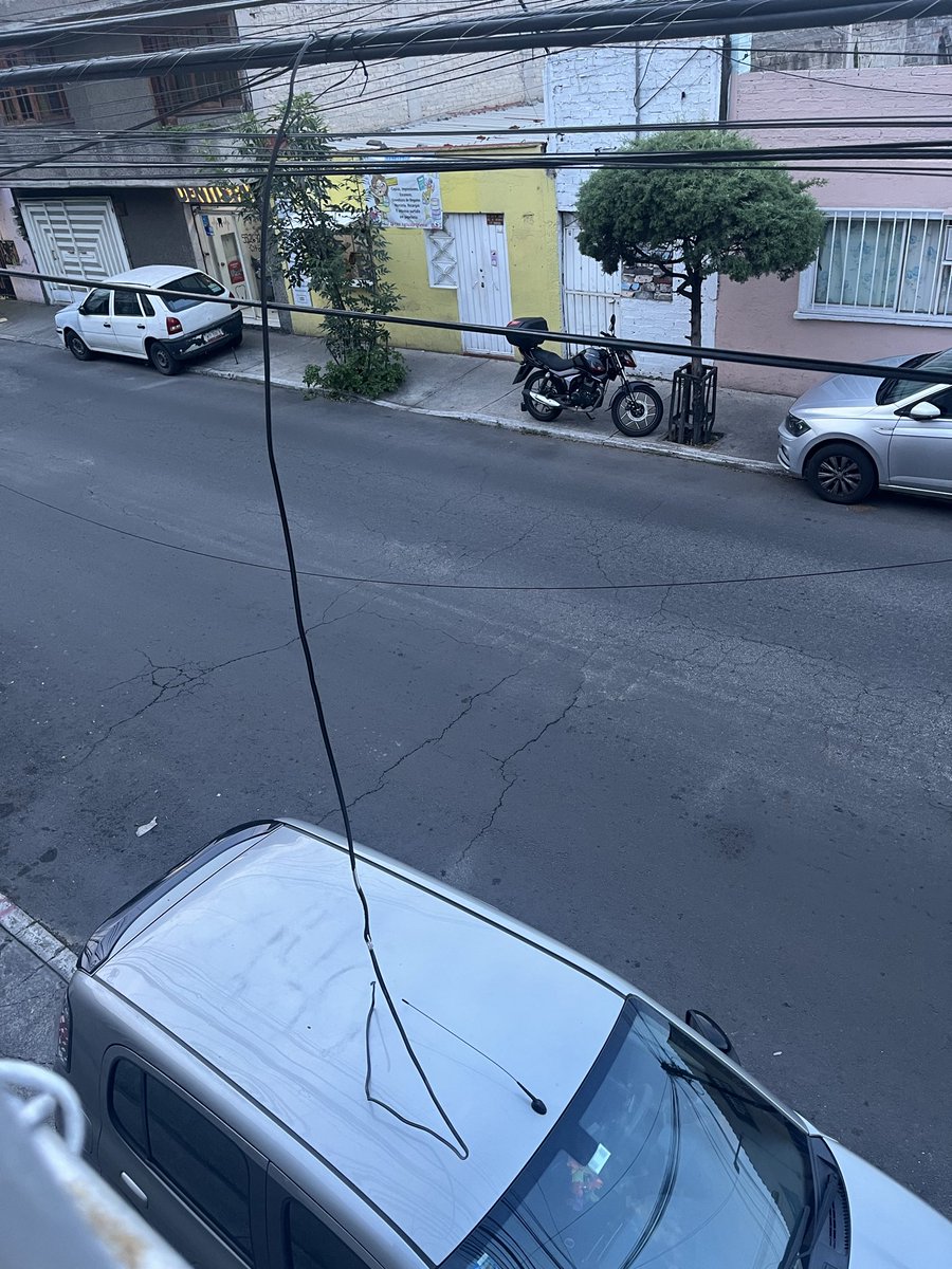 shakadoho's tweet photo. @IztacalcoAl @izzi_mx @totalplaymx sigo esperando quién se va esa responsable. Los policías que vinieron ya me dijeron que podía arrancarlo sin problema, lo que está estorbando en mi casa, mi entrada y mis objetos y quedaba igual quien se hubiera afectado, ya que no hacen caso https://t.co/CLGRvFkBuo