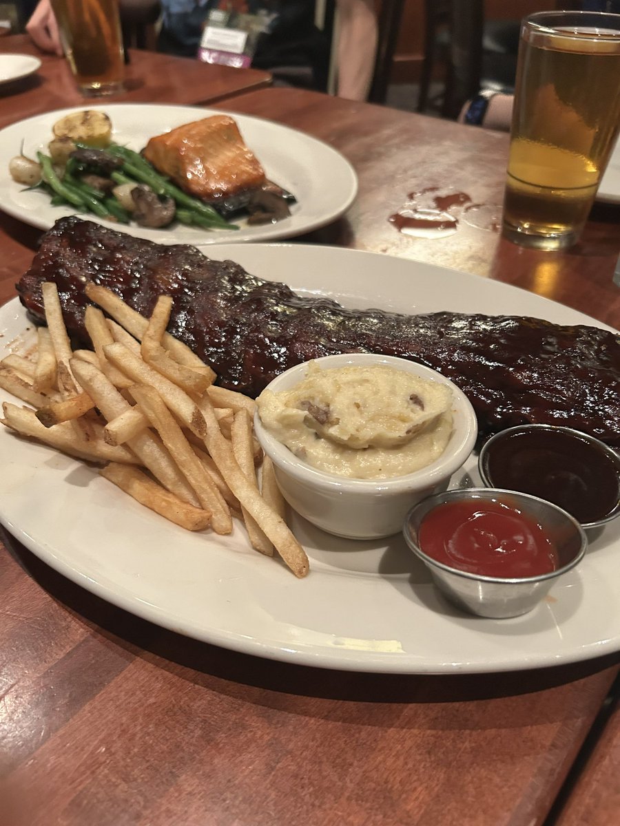 MottainaiGames's tweet photo. 現地で、はこブ旅団御一行にご馳走していただいたご飯🍖
エッセン、genconとたくさんお世話になりました！ https://t.co/35dQVyj55C