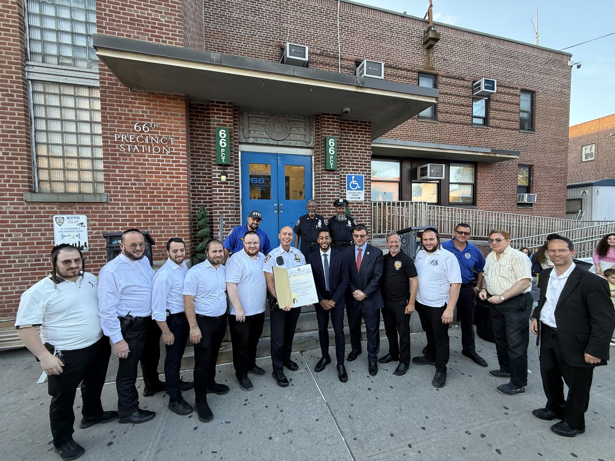 NYPD66Pct's tweet photo. The 66 Pct hosted our annual National Night Out Against Crime! Thank you to the elected officials, community leaders, community members, families, and especially the kids who made the night so special. Together, we continue building a safer, stronger community! https://t.co/aDQMgPqbX9
