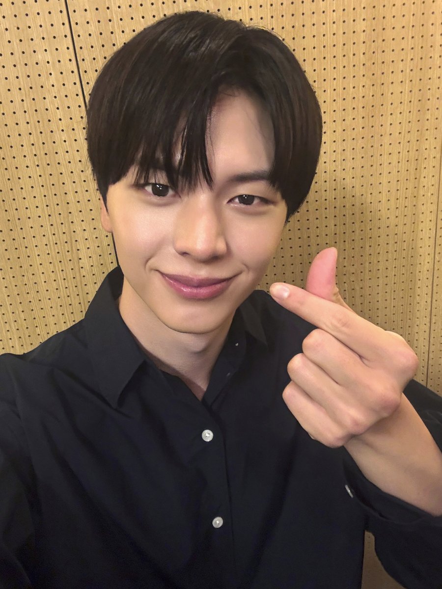 YookSJ_official's tweet photo. [📸] #YOOKs_moment

202'6' ver. 만찬가🩵
오칠이의 더위는 성재가 책임진다 ｡ﾟ(¯ㅿ¯υ)ﾟ｡
 
#육성재 #YOOKSUNGJAE
#만찬가 #晩餐歌 https://t.co/zVKwDcsnkG
