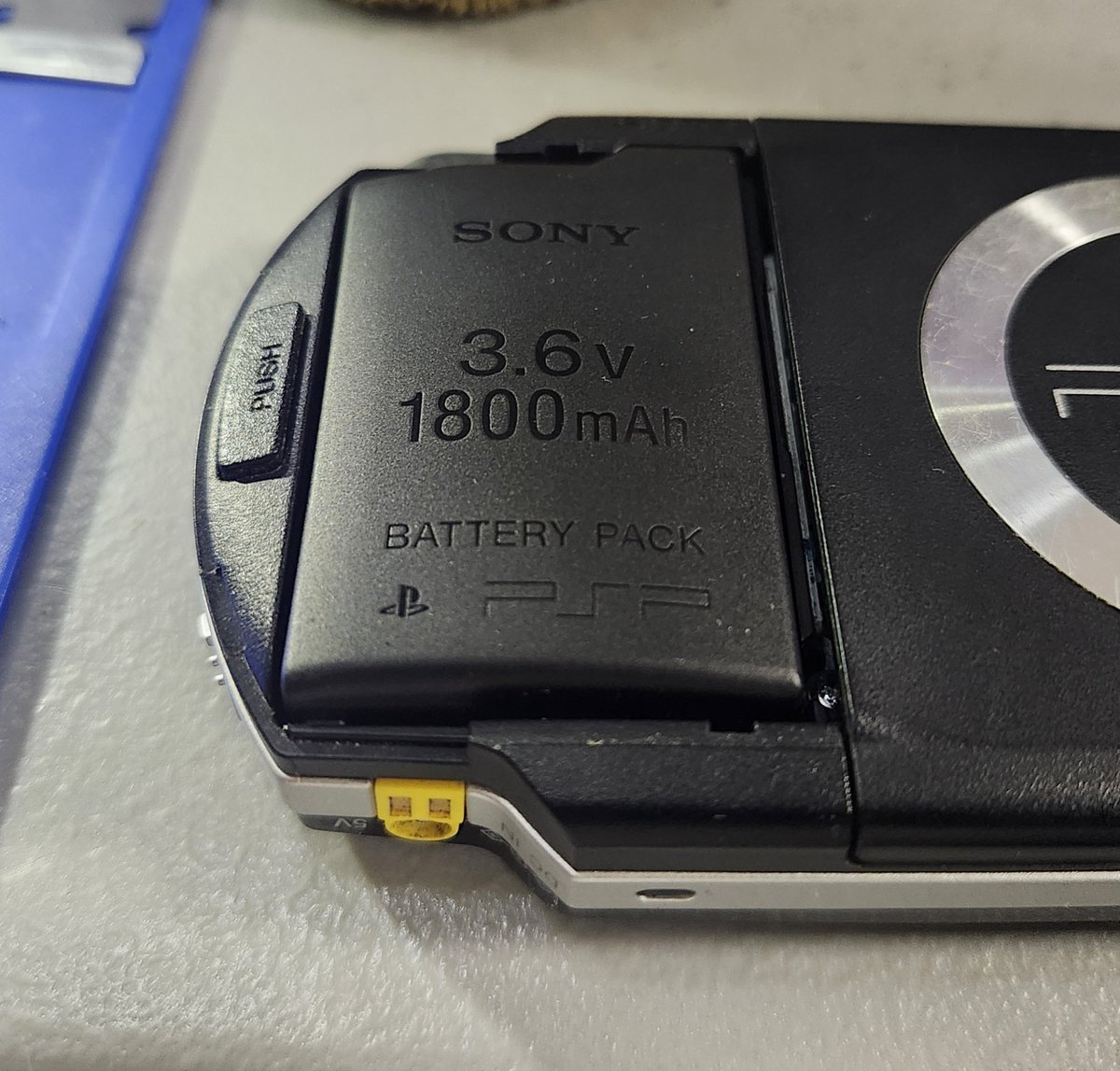 blind_via's tweet photo. Once upon a time, our devices had removable batteries. https://t.co/a4RkgzRl2d
