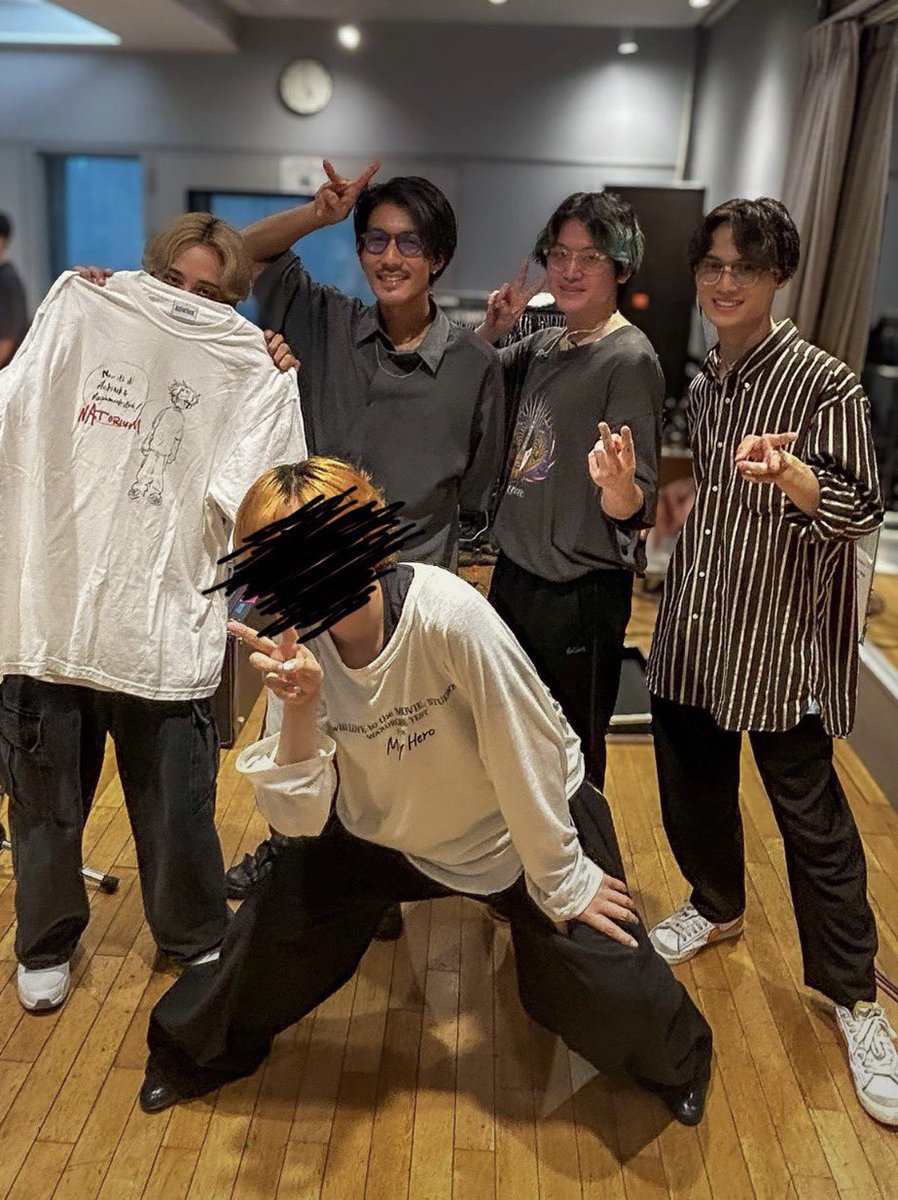 natorisuki_'s tweet photo. 제가 몰라서 그러는데 이게 진짜 매너다리 맞죠? https://t.co/lfTJ5YSEdT