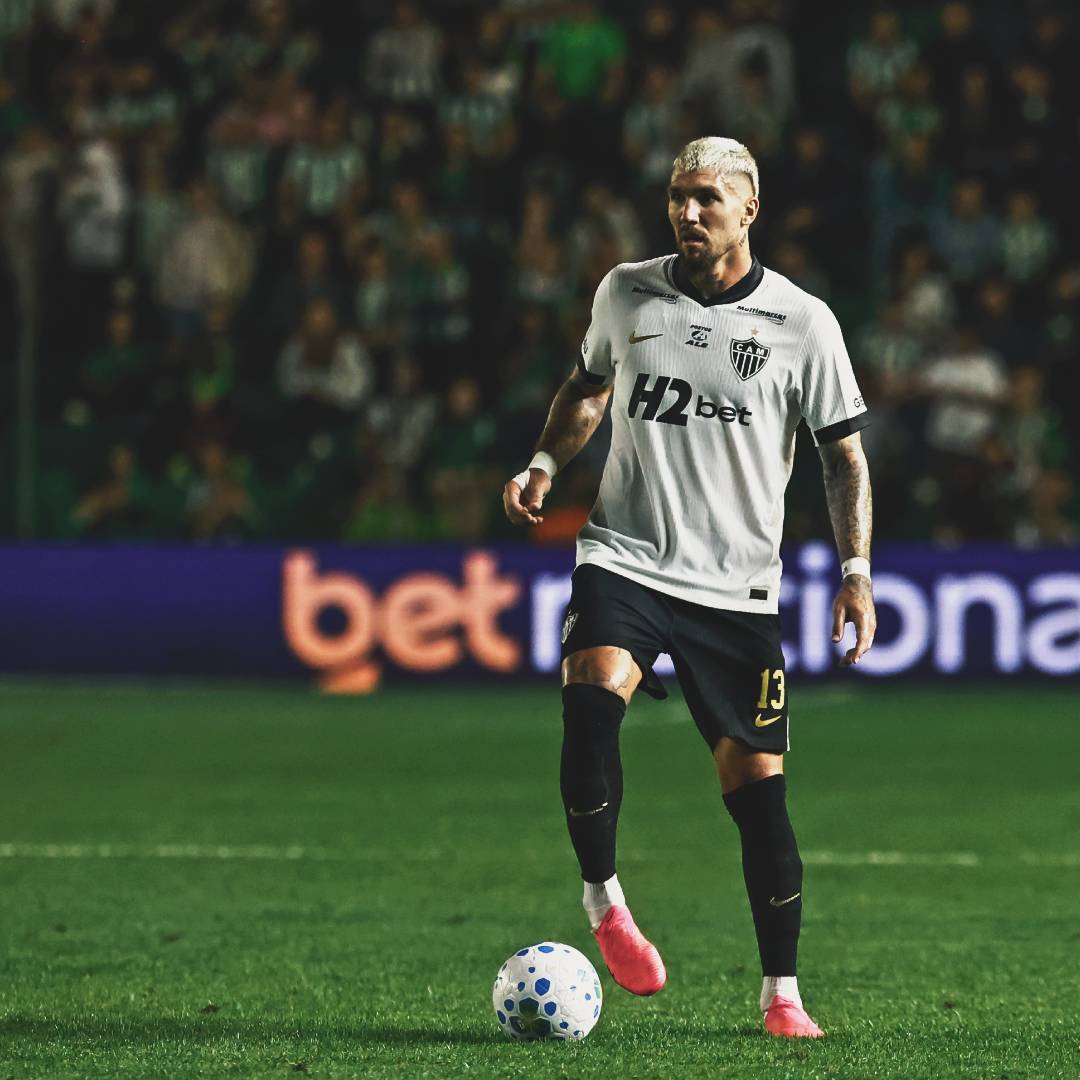 R10Score's tweet photo. Lyanco entre todos os jogadores do Atlético-MG no duelo contra o Juventude:

1° em ações com a bola (133)
1° em passes certos (112)
1° em passes longos certos (6)
1° em ações defensivas (7)
1° em chutes bloqueados (2)

🐔👏🏼 https://t.co/7MR4hYz873
