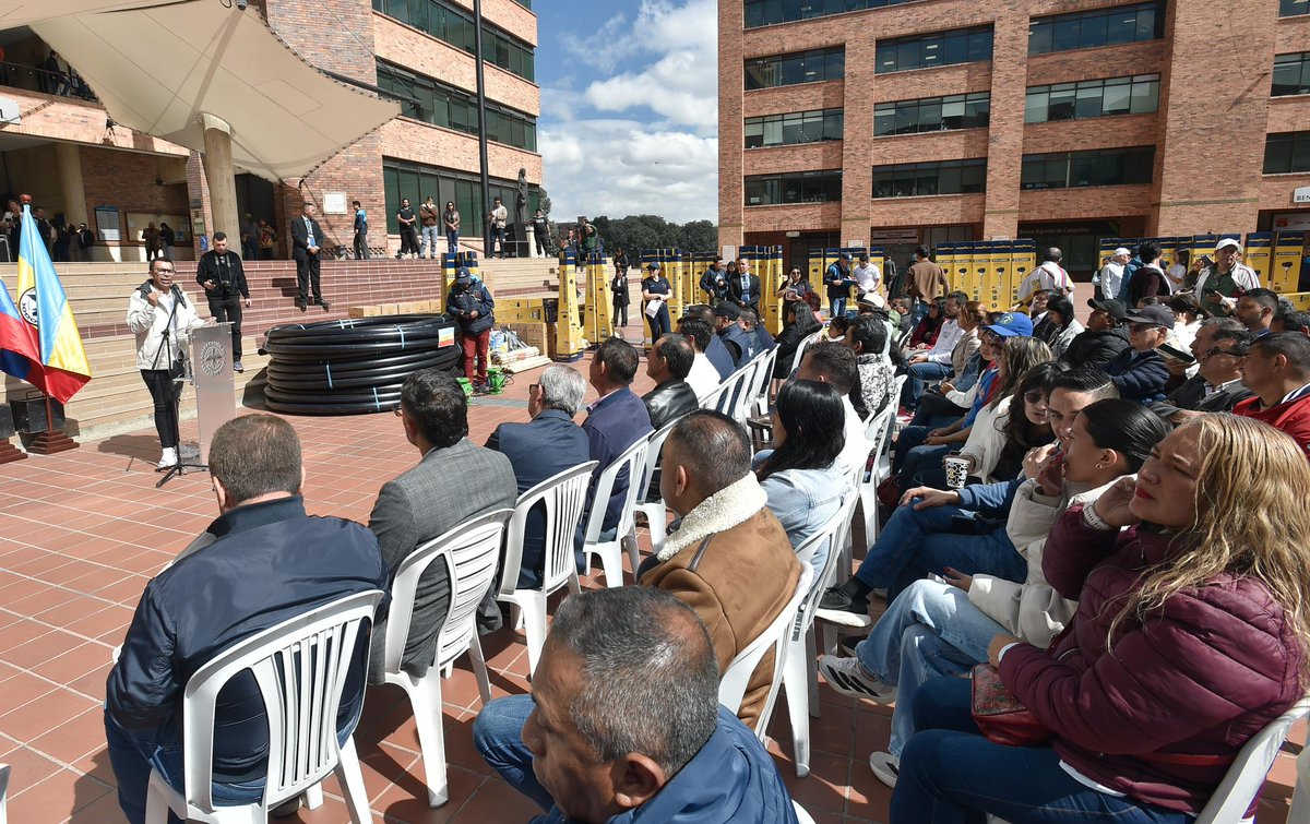 CundiAgro's tweet photo. ¡12 distritos de riego fortalecidos y 120 grupos de jornaleros dotados con nuevos kits agropecuarios! 👨🏻‍🌾 💧🌾

Bajo el liderazgo del gobernador @JorgeEmilioRey , hoy entregamos una inversión superior a $1.232 millones para fortalecer la productividad y la seguridad hídrica. https://t.co/mpFUe3NetJ