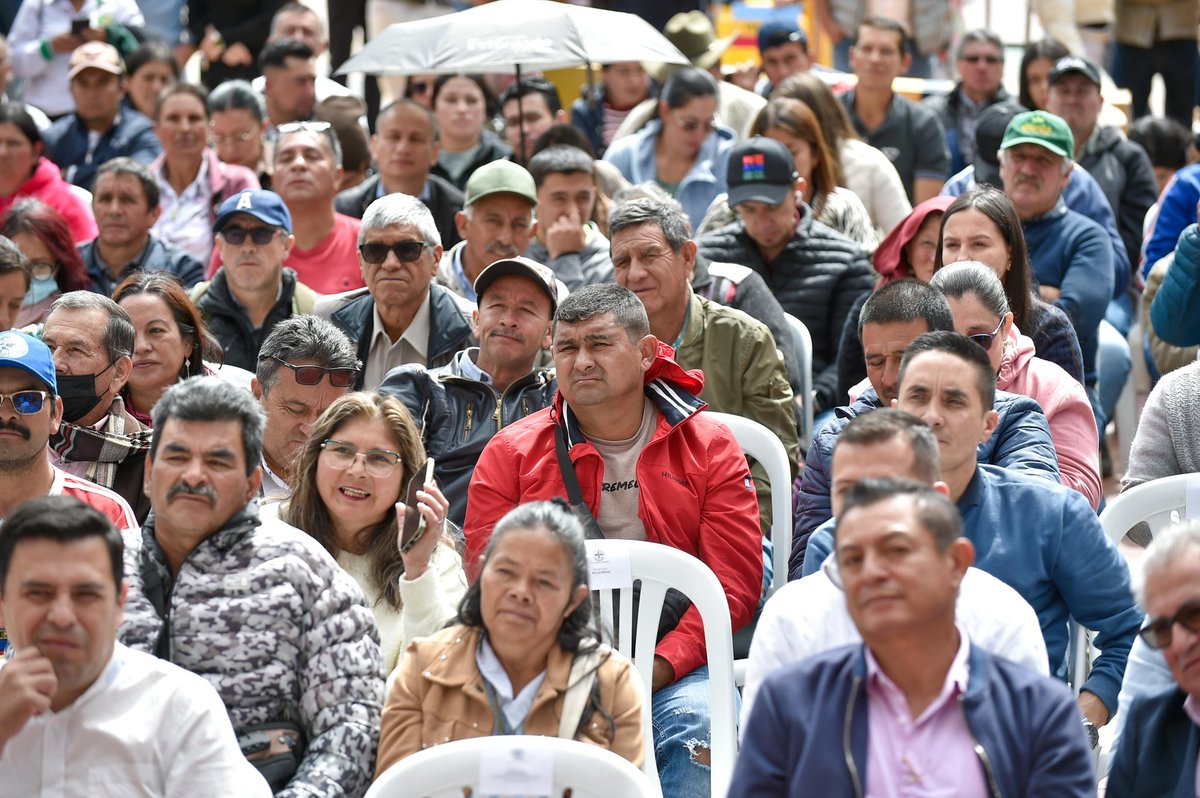 CundiAgro's tweet photo. ¡12 distritos de riego fortalecidos y 120 grupos de jornaleros dotados con nuevos kits agropecuarios! 👨🏻‍🌾 💧🌾

Bajo el liderazgo del gobernador @JorgeEmilioRey , hoy entregamos una inversión superior a $1.232 millones para fortalecer la productividad y la seguridad hídrica. https://t.co/mpFUe3NetJ