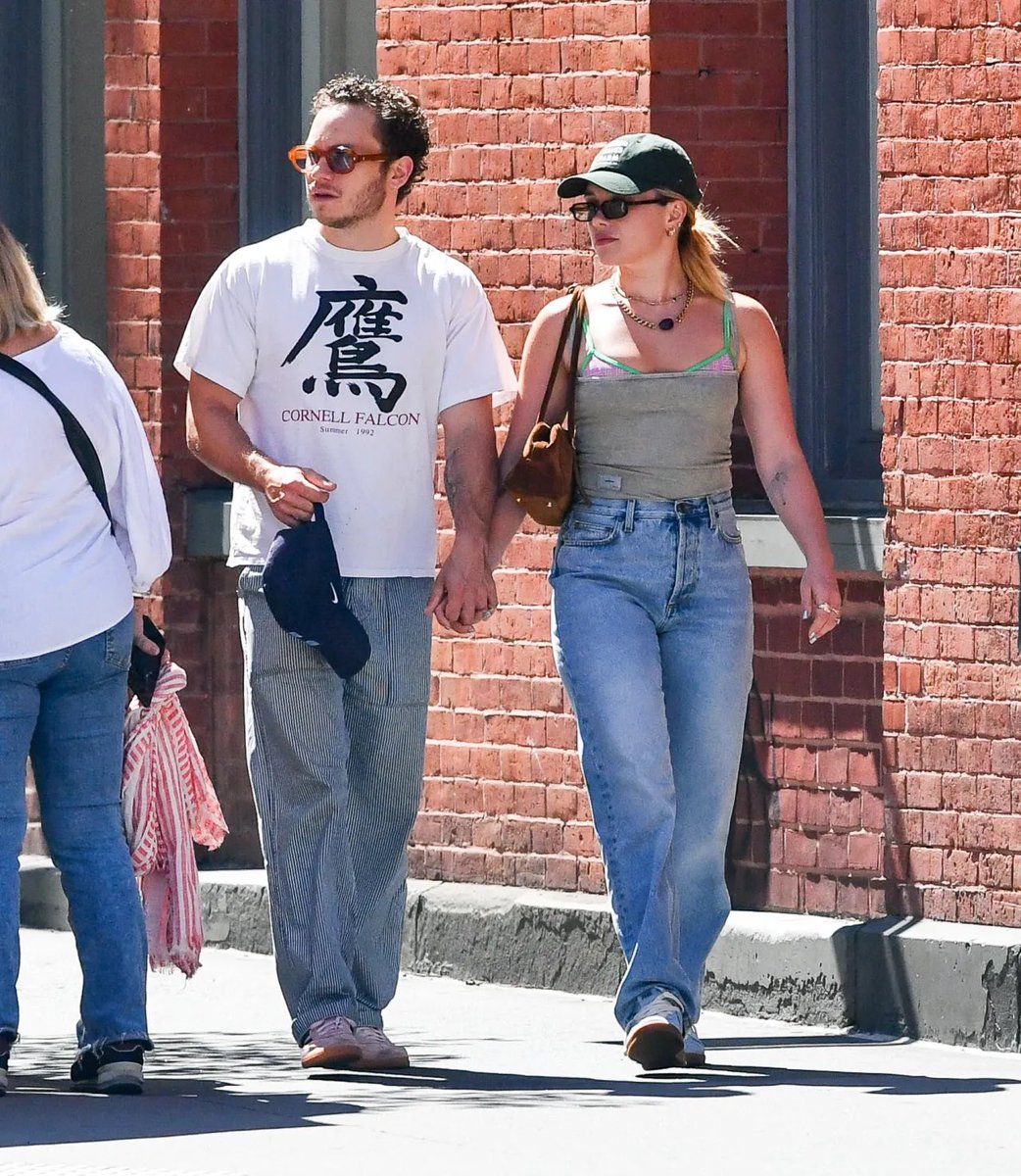 allstadoms's tweet photo. Florence Pugh casually slaying the streets with zero effort and all vibes. https://t.co/FzNdmiNqBN