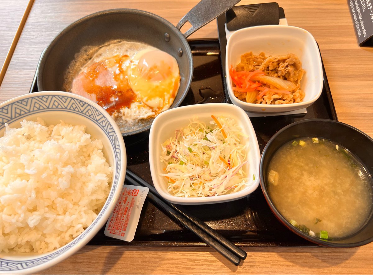 Baju_00's tweet photo. 朝から吉野家で食べたけどアプリ込で530円で🍚おかわり♾なんかw

コンビニとか寿司で済ませてたからコスパ良すぎることに気づいた https://t.co/UfdMNTxoBz