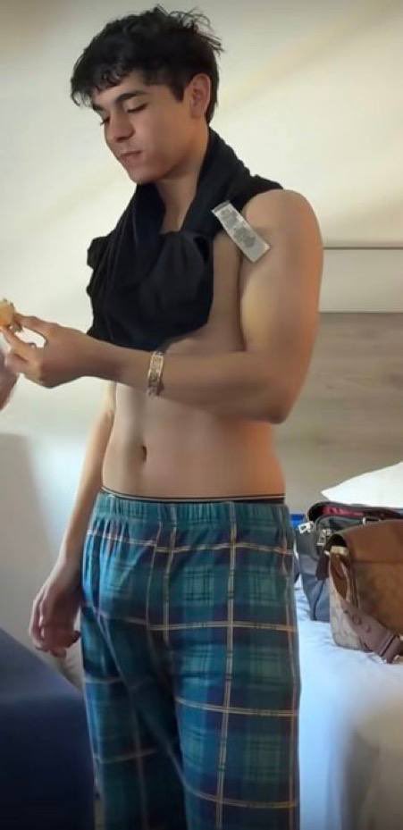 Luis_Chapala12's tweet photo. Leonel Lara y su bulto🙈🔥
Más contenido rico en telegram: https://t.co/UUC6P7ZtNo https://t.co/EdTK4c7Nu2