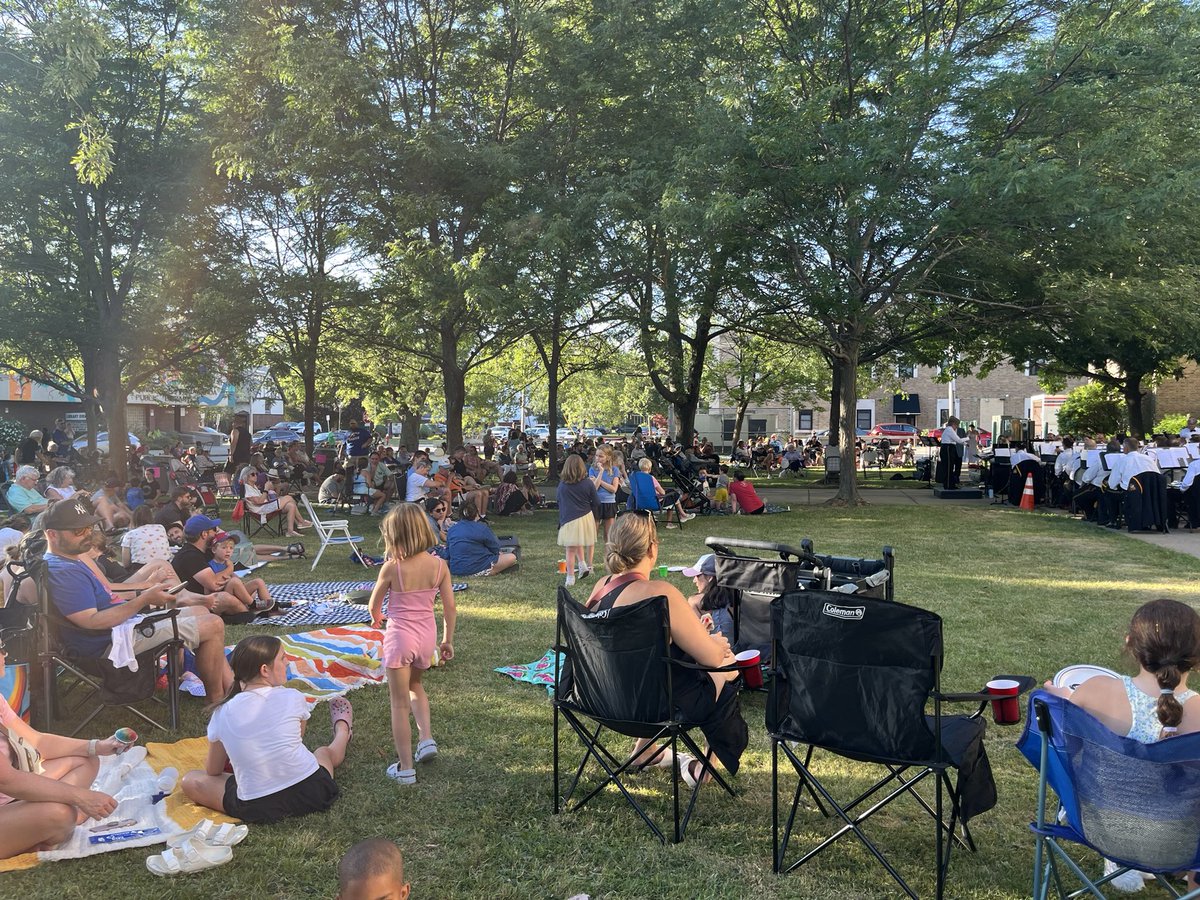UBuffaloBulls's tweet photo. Great memories made at the Kenmore family concert tonight! 🤘

#UBhornsUP https://t.co/vFpP665DA9
