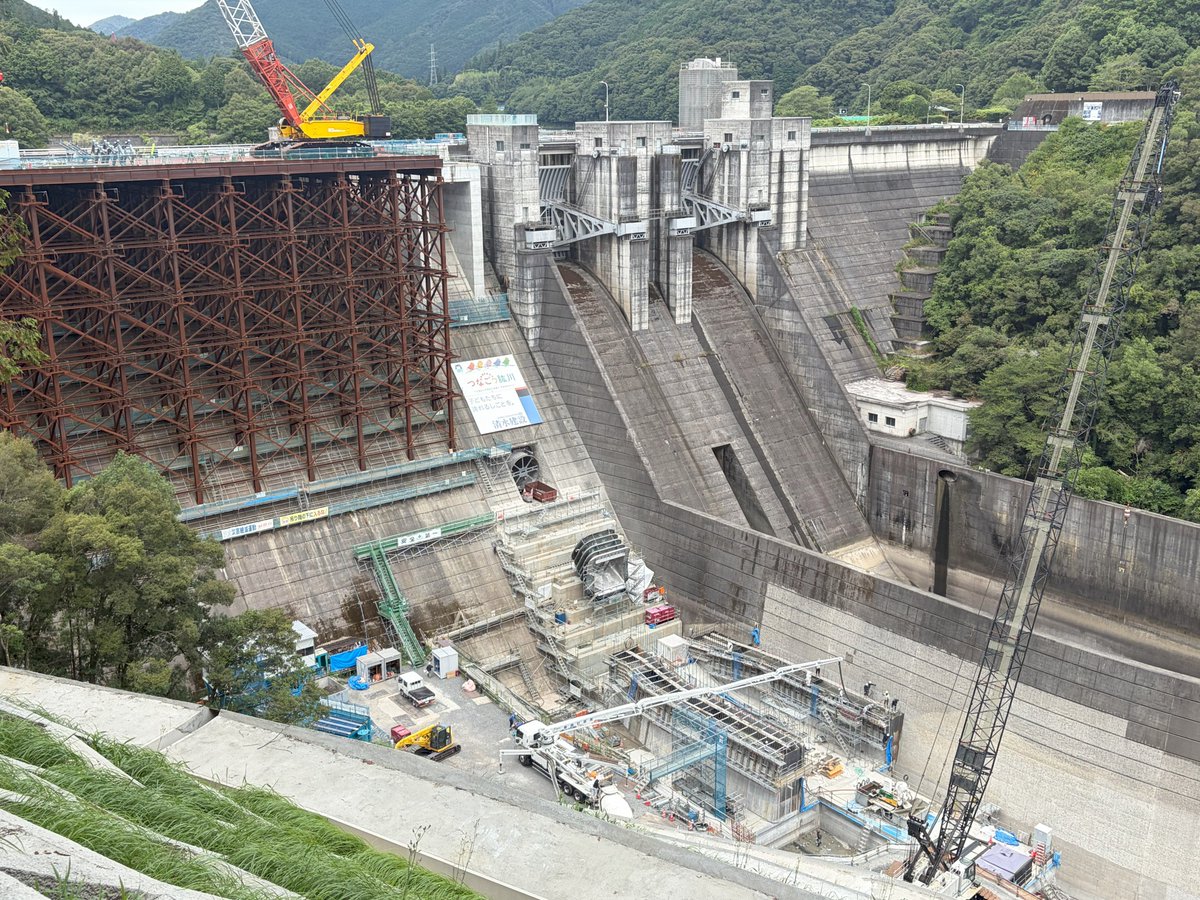 mlit_nomura's tweet photo. ７月末時点での改良工事の様子をお届け！
減勢工のコンクリート打設や放流管の据え付けなど、順調に施工しています！
＃野村ダム ＃西予市 ＃改良工事 ＃減勢工 https://t.co/6P8sqrZ2TP
