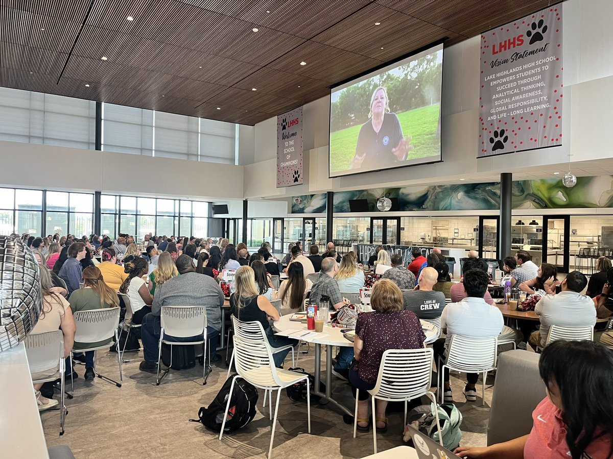 kyleebradford's tweet photo. Started the day with gift card winners, getting pumped up for a new year to #RISDdreamon with @IamBranum, and then off to rotations to get our learn on! We're ready to #OwnItLH    🐾❤️🐾 https://t.co/q9wNjnkBjm