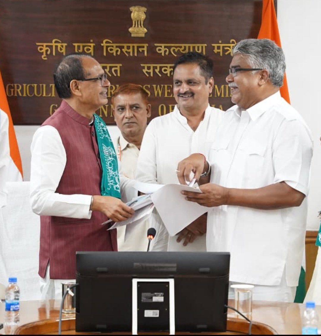 KisanSubrat's tweet photo. आपका आत्मीय अभिनन्दन माननीय श्री शिवराज सिह चौहान जी देश के किसान परिवार के मुखिया केन्द्रीय कृषि कल्याण ,ग्रामीण विकास मंत्री महोदय जी @ChouhanShivraj @BJP4India @BJP4MP @BKU_KisanUnion @BSMANN_BKU #shivrajshinghchohan https://t.co/vI4ymNVd7P