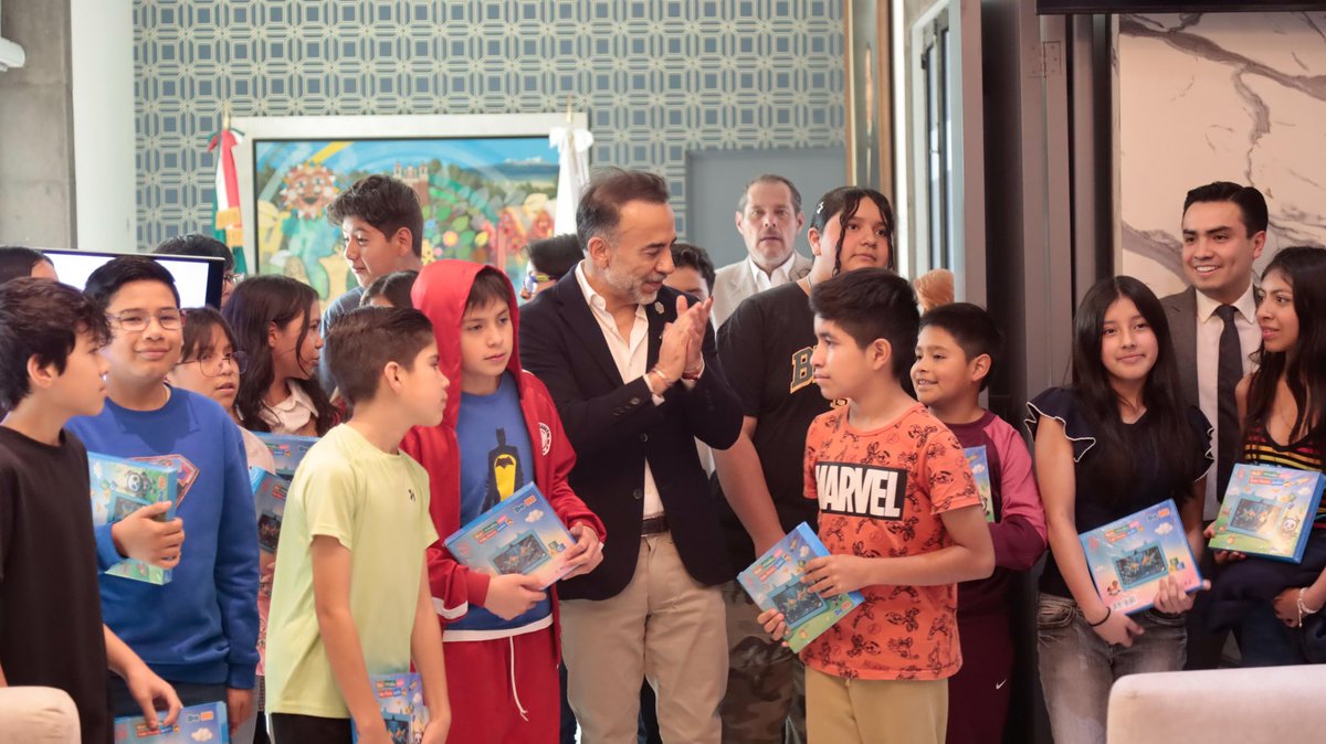 FerFlores_Emp's tweet photo. Seguimos celebrando los logros de nuestras niñas y niños 🎓

Continuamos con la entrega de tabletas a las y los alumnos que recién se graduaron de las primarias Gustavo Baz Prada y Cuauhtémoc. Espero que esta herramienta los acompañe en la nueva etapa que está por comenzar.

Les deseo mucho éxito en todo lo que viene.
¡Muchas felicidades!