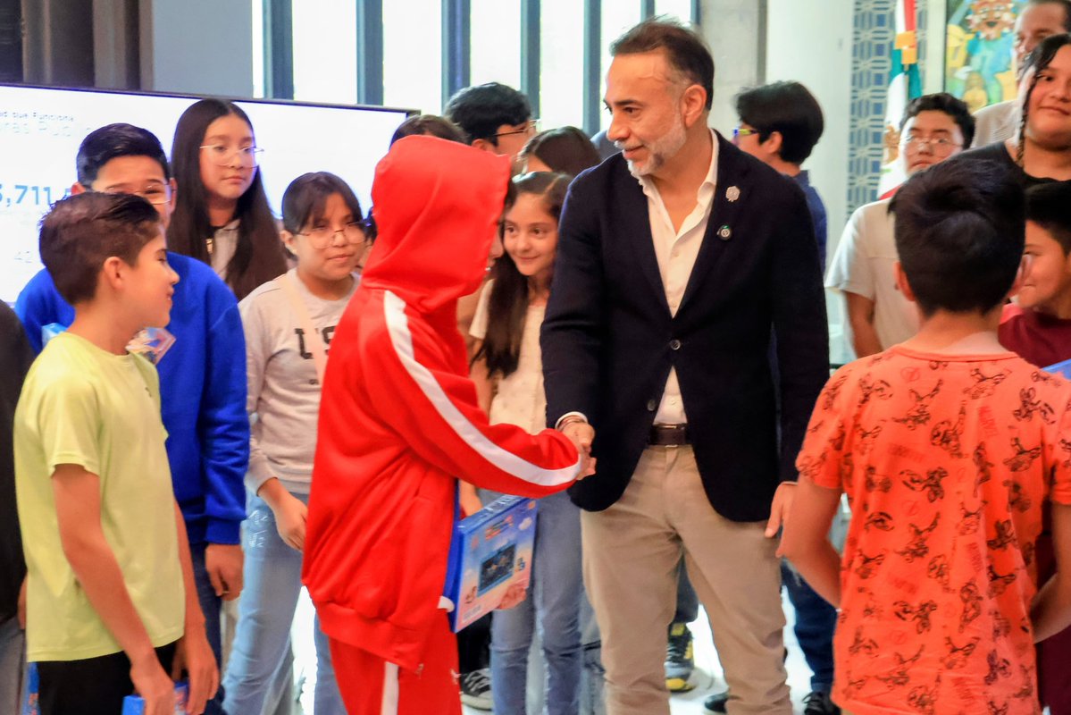 FerFlores_Emp's tweet photo. Seguimos celebrando los logros de nuestras niñas y niños 🎓

Continuamos con la entrega de tabletas a las y los alumnos que recién se graduaron de las primarias Gustavo Baz Prada y Cuauhtémoc. Espero que esta herramienta los acompañe en la nueva etapa que está por comenzar.

Les deseo mucho éxito en todo lo que viene.
¡Muchas felicidades!