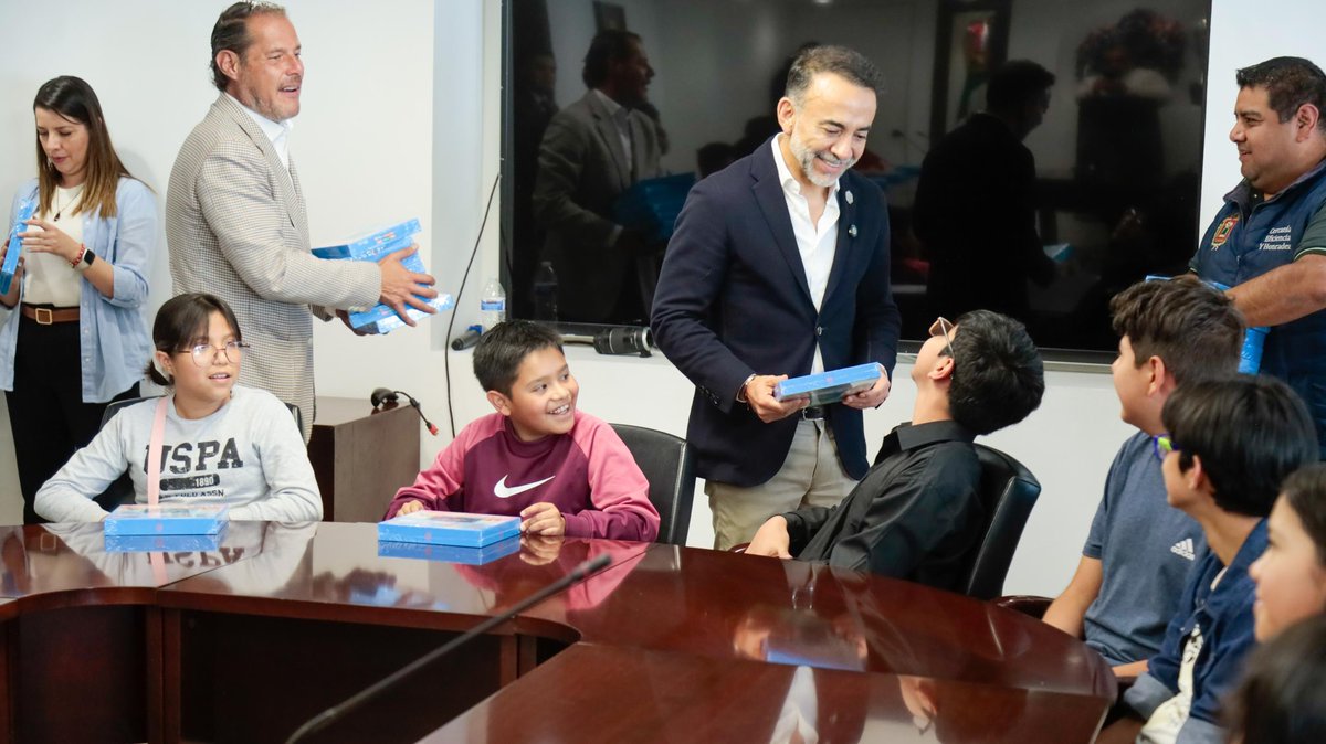 FerFlores_Emp's tweet photo. Seguimos celebrando los logros de nuestras niñas y niños 🎓

Continuamos con la entrega de tabletas a las y los alumnos que recién se graduaron de las primarias Gustavo Baz Prada y Cuauhtémoc. Espero que esta herramienta los acompañe en la nueva etapa que está por comenzar.

Les deseo mucho éxito en todo lo que viene.
¡Muchas felicidades!